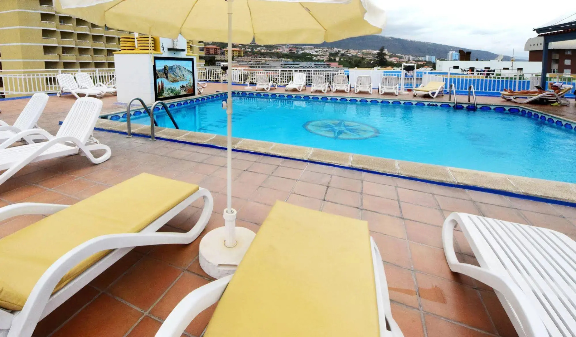 Skyview Hotel by LIVVO