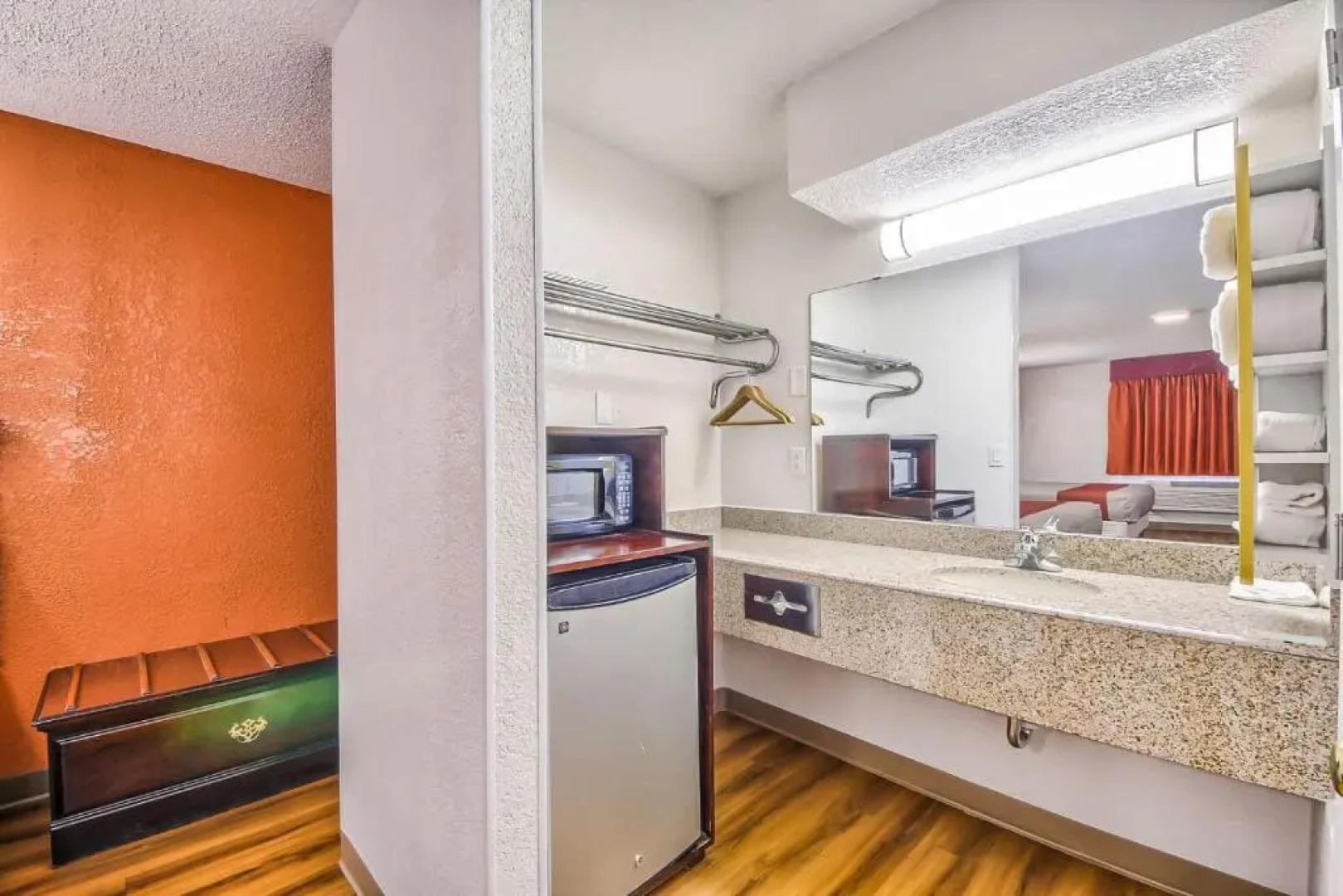 Hillcrest Inn & Suites