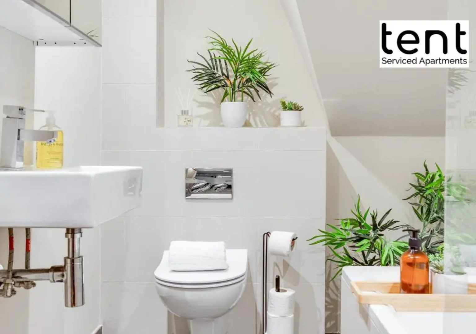 Bright, Stylish Two Bedroom Apt in Town Centre with Free Parking at Tent Serviced Apartments Chertsey