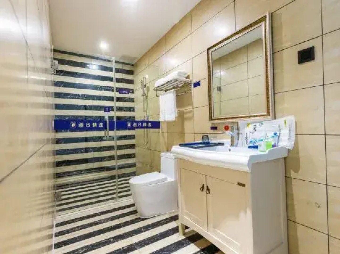 Super 8 Hotel Shihezi Century Plaza