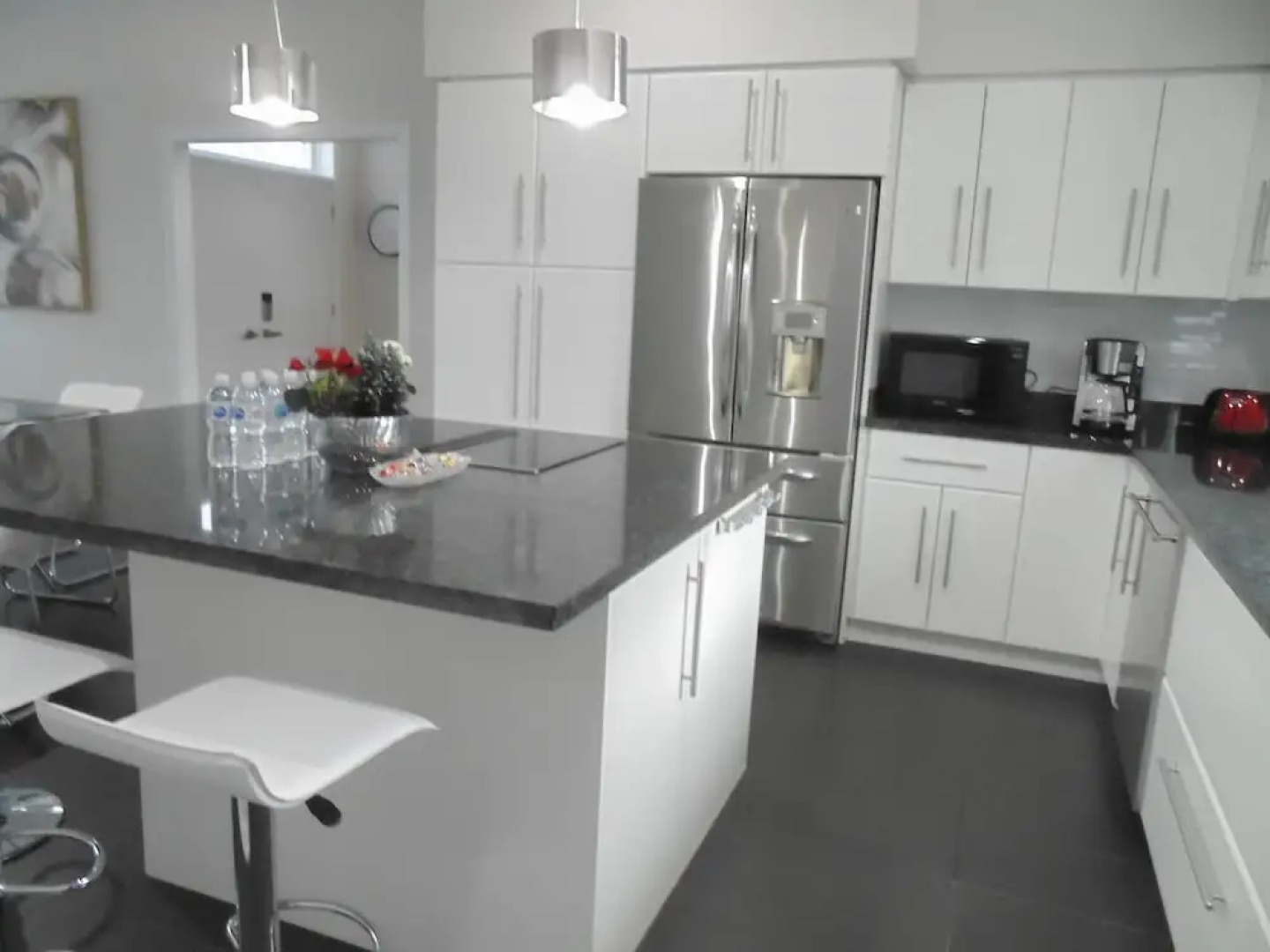 Luxury White House In Oakville Free Ev Charging