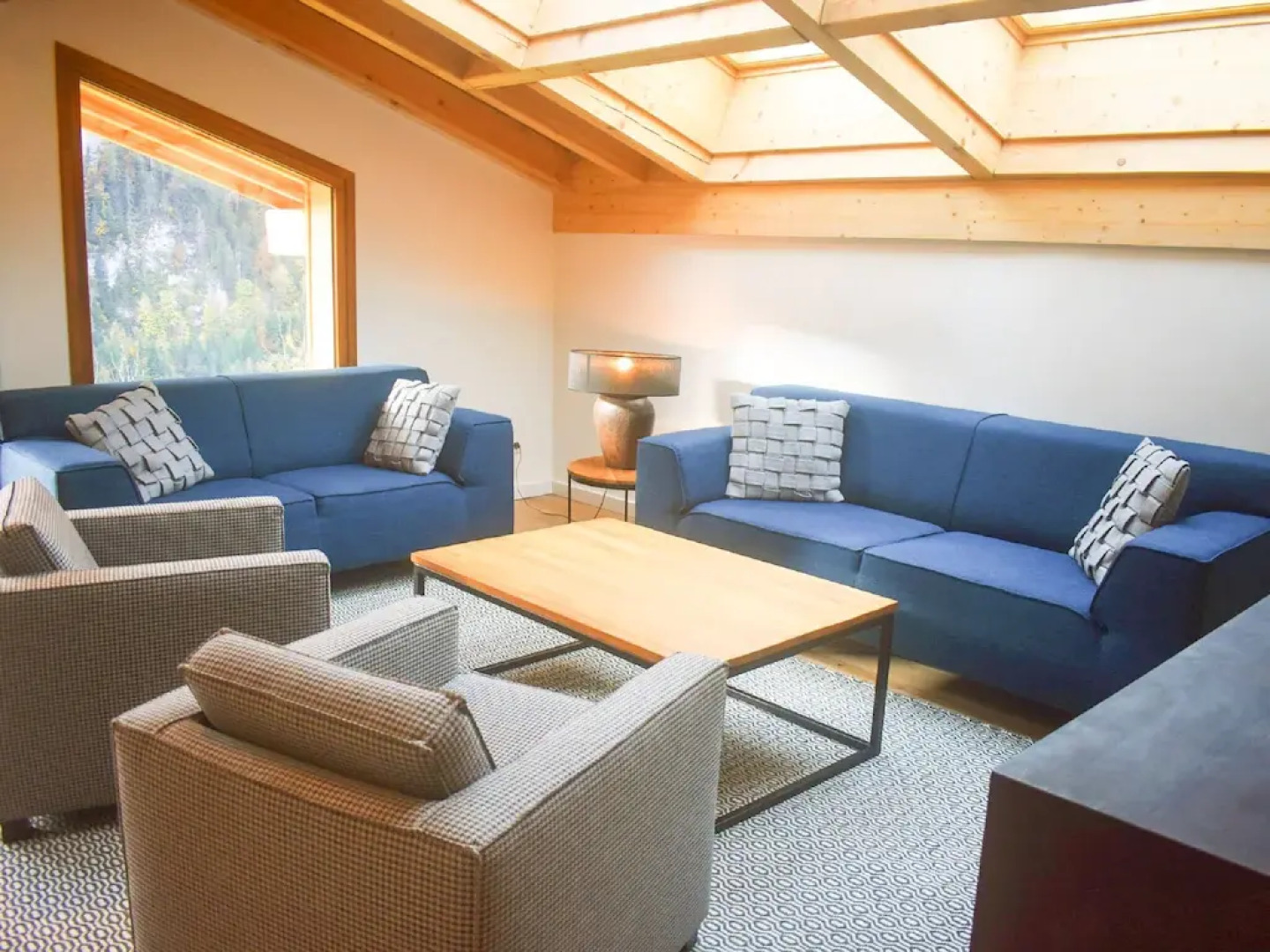 Penthouse with wine climate cabinet, ski lift 1.5 km away.