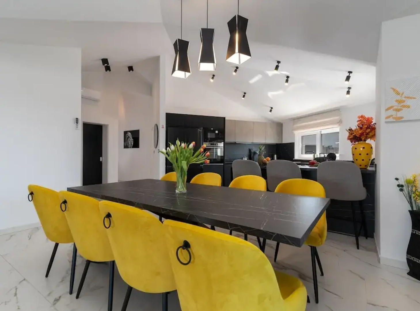 Luminous Infinity Villa With Pool and Gym