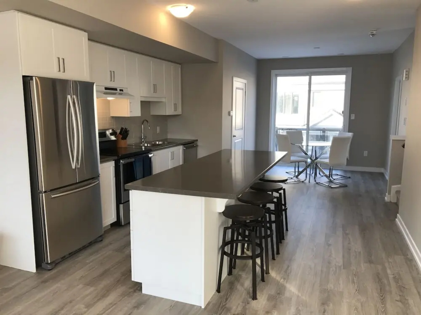 Upscale Lake View Town Home