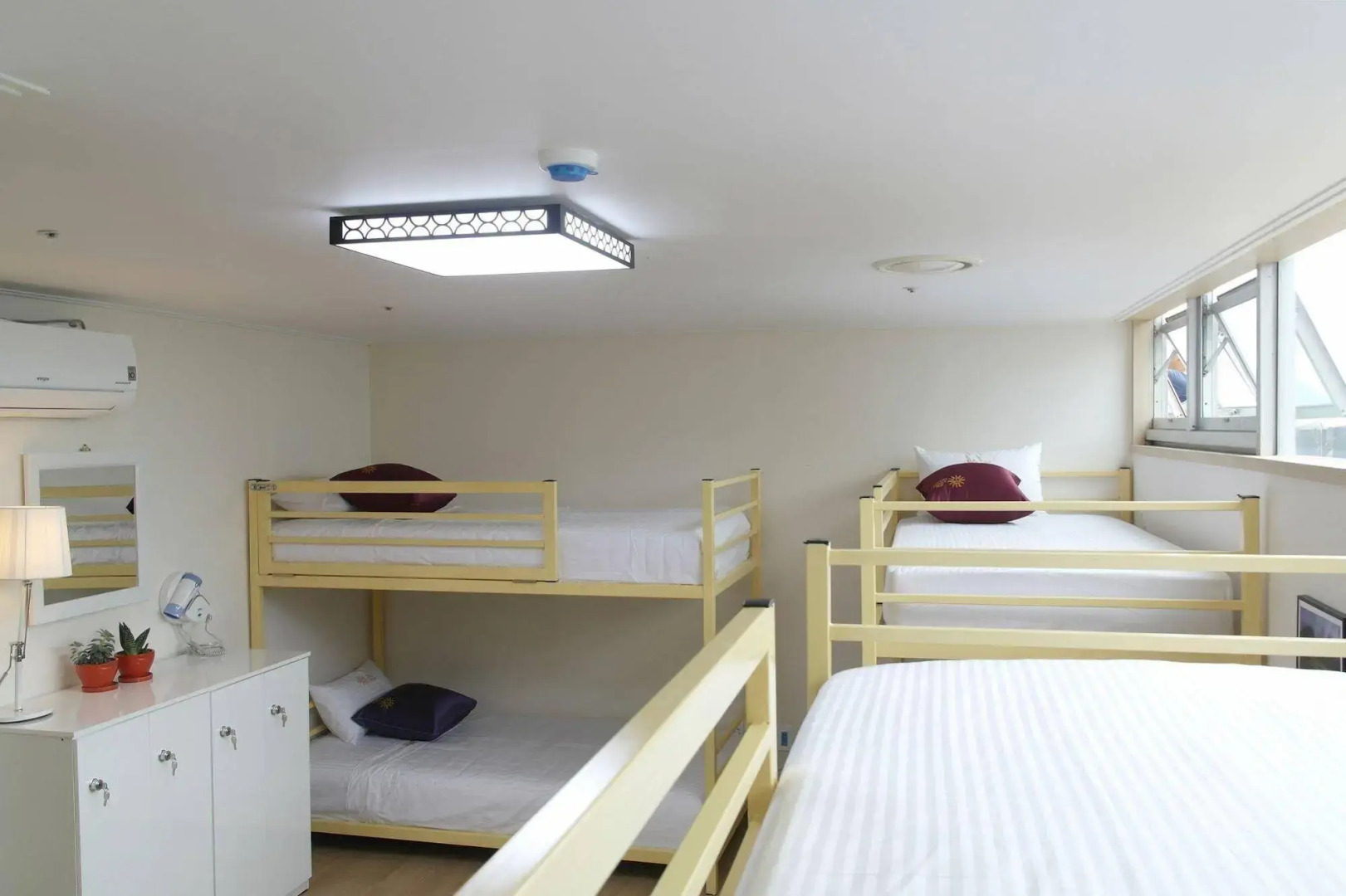 Sun and Moon Guest House - Hostel