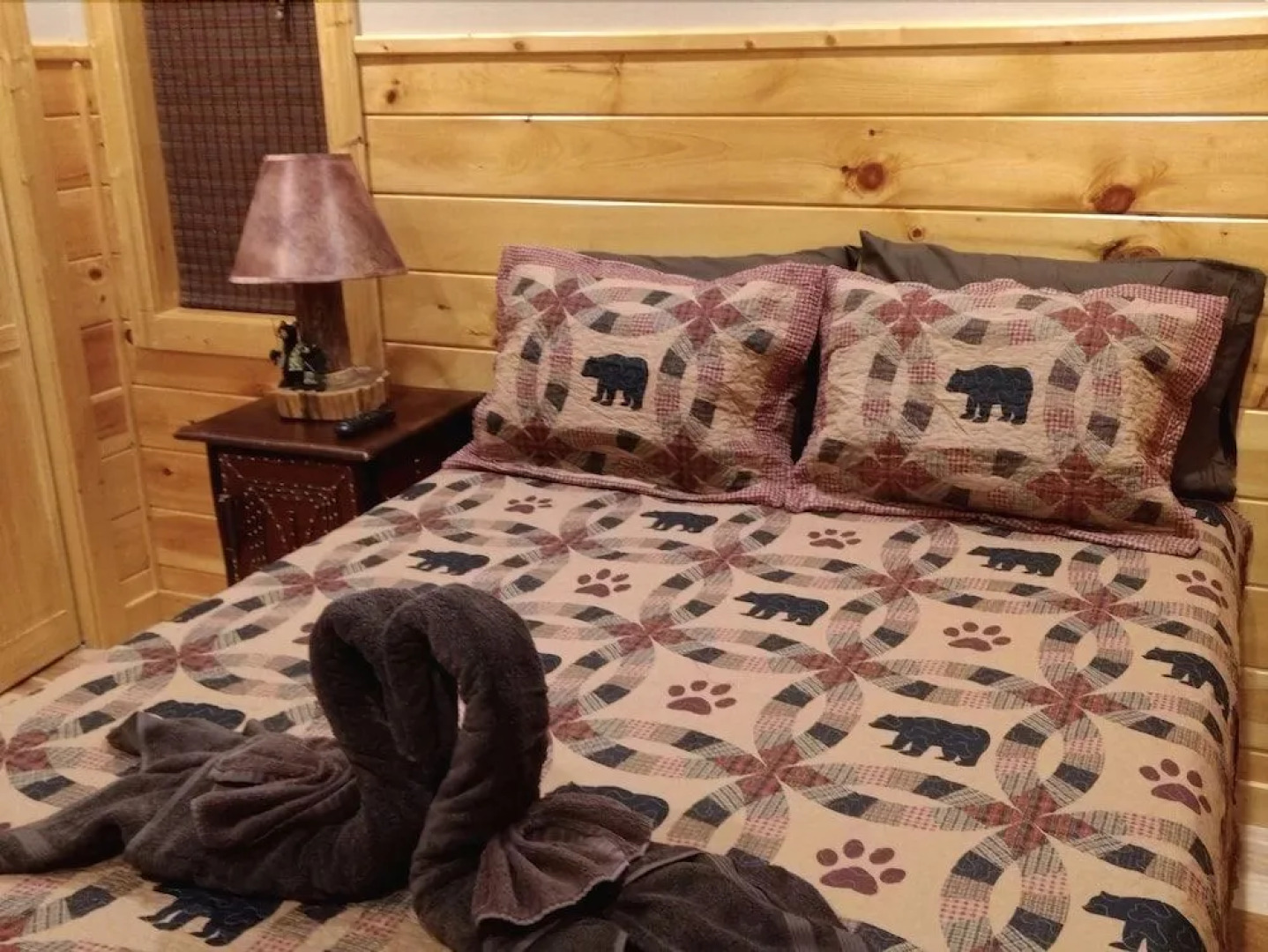 Bearmont Lodge 4 Bedroom Cabin by RedAwning