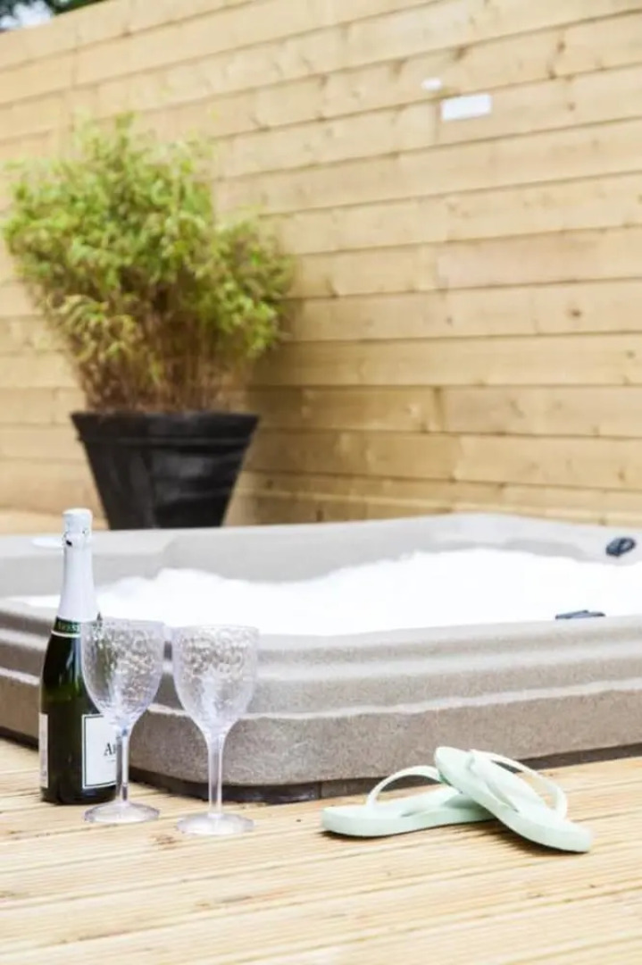 3-bed Lodge - Sleeps 7 - Hot Tub - Pet Friendly