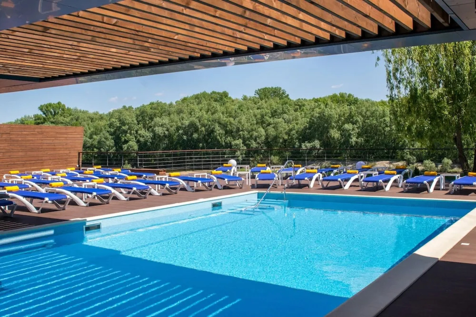 Гостинично-ресторанный комплекс с пляжем RiverSide