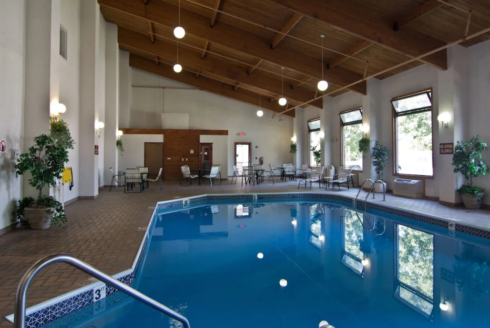 Schoenbrunn Inn & Suites