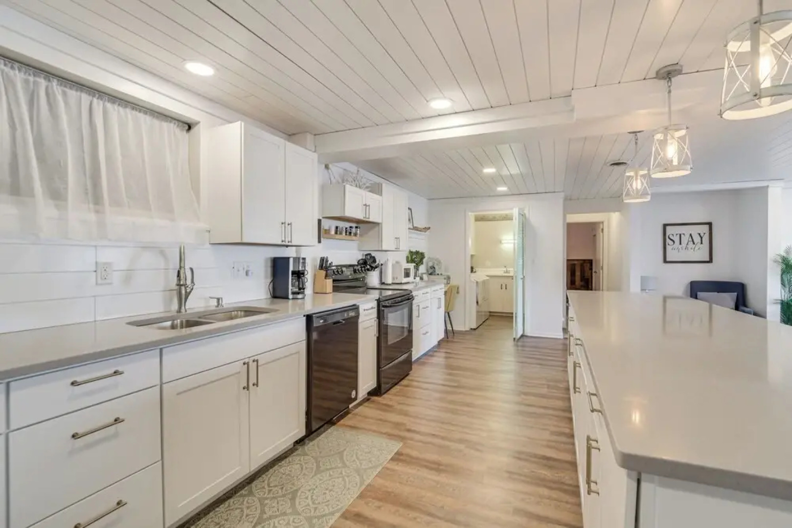 Modern Apt on Detroit Lake w/ Dock Access!