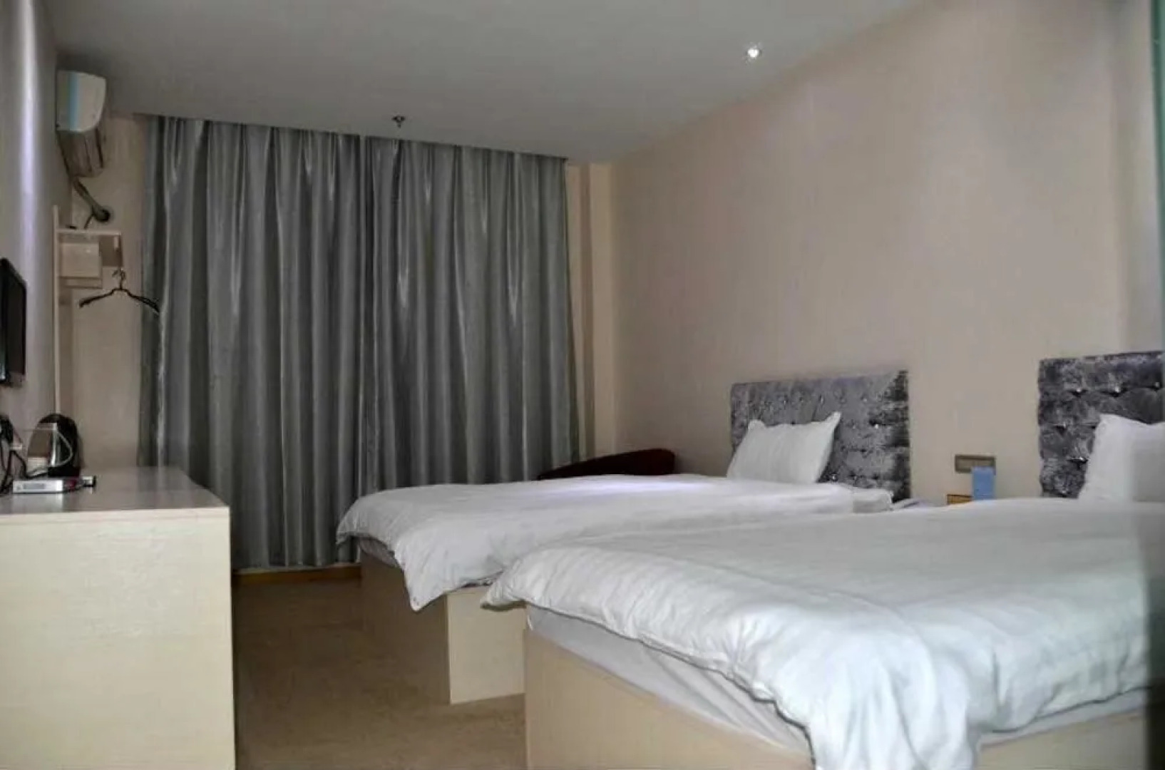 Wudangshan Tianbao Jiuru Hotel