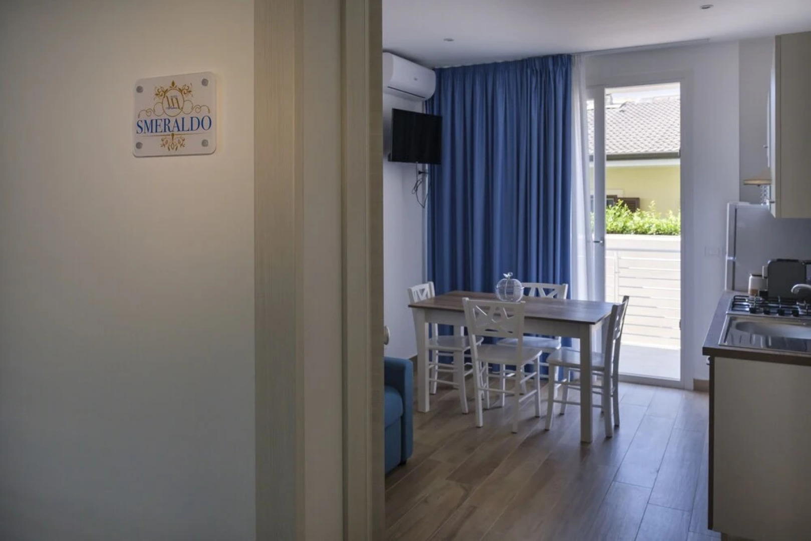 Smeraldo Apartment On Sea Shore