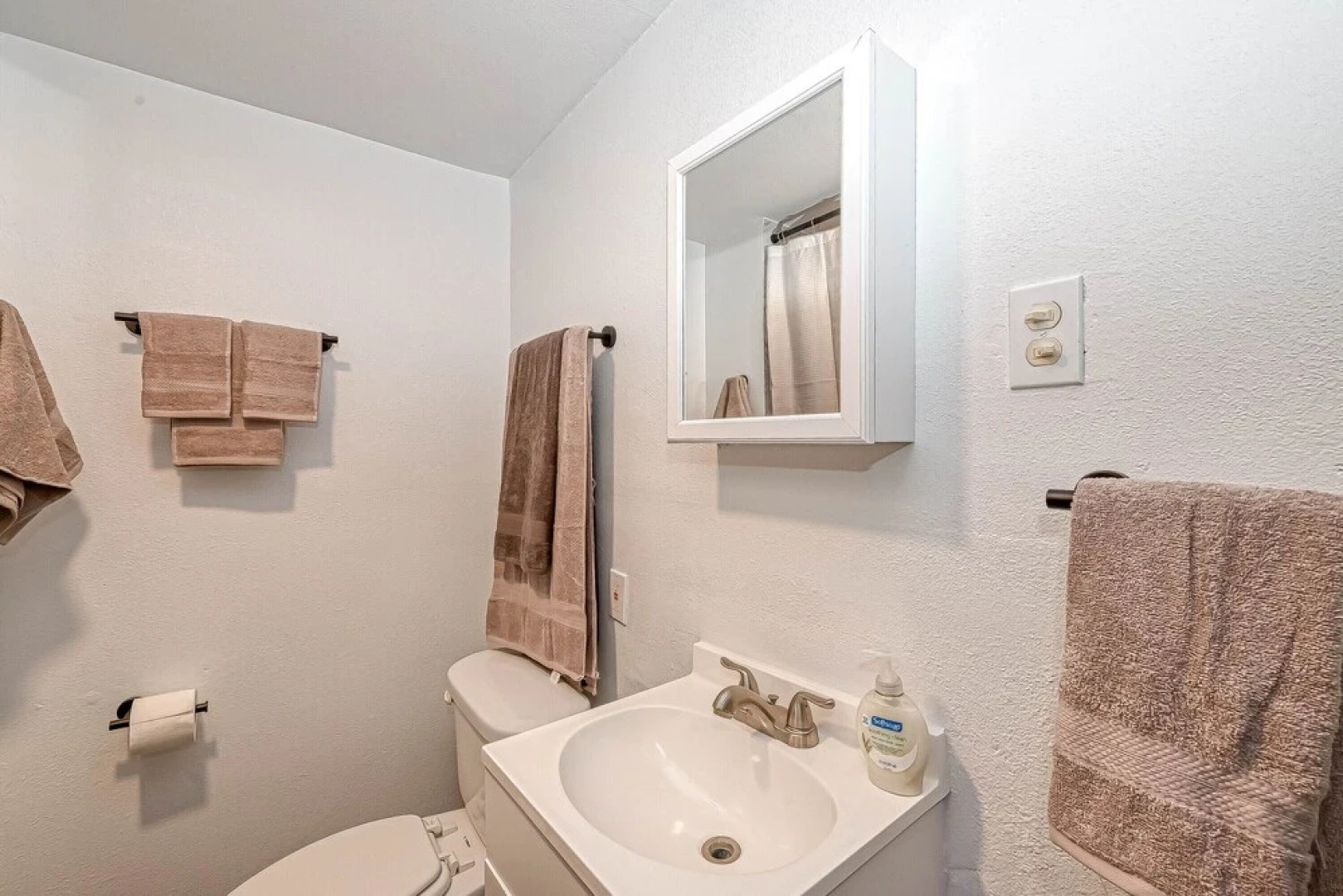 New Listing! Chillaxing in Texas City, Minimalist Home, Wifi, Close to Texas Museum