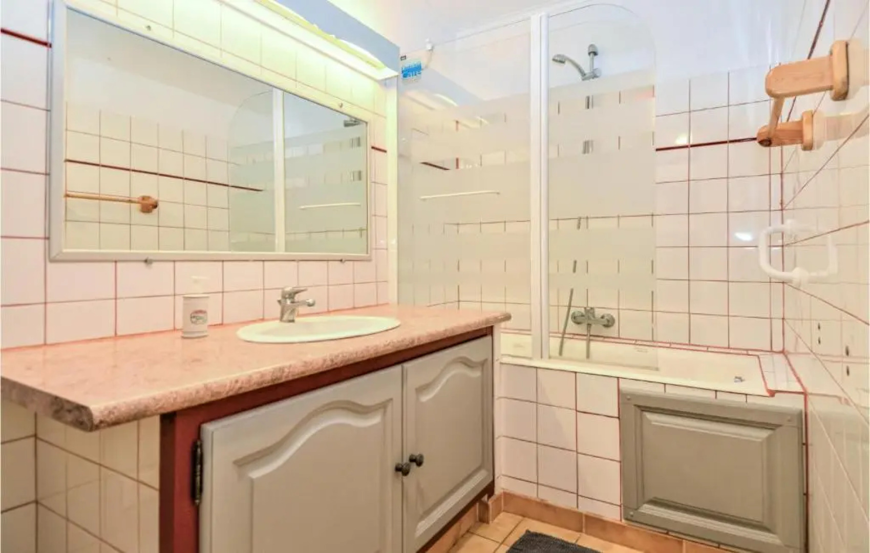 Nice home in Saint Victor la Coste with 3 Bedrooms and WiFi