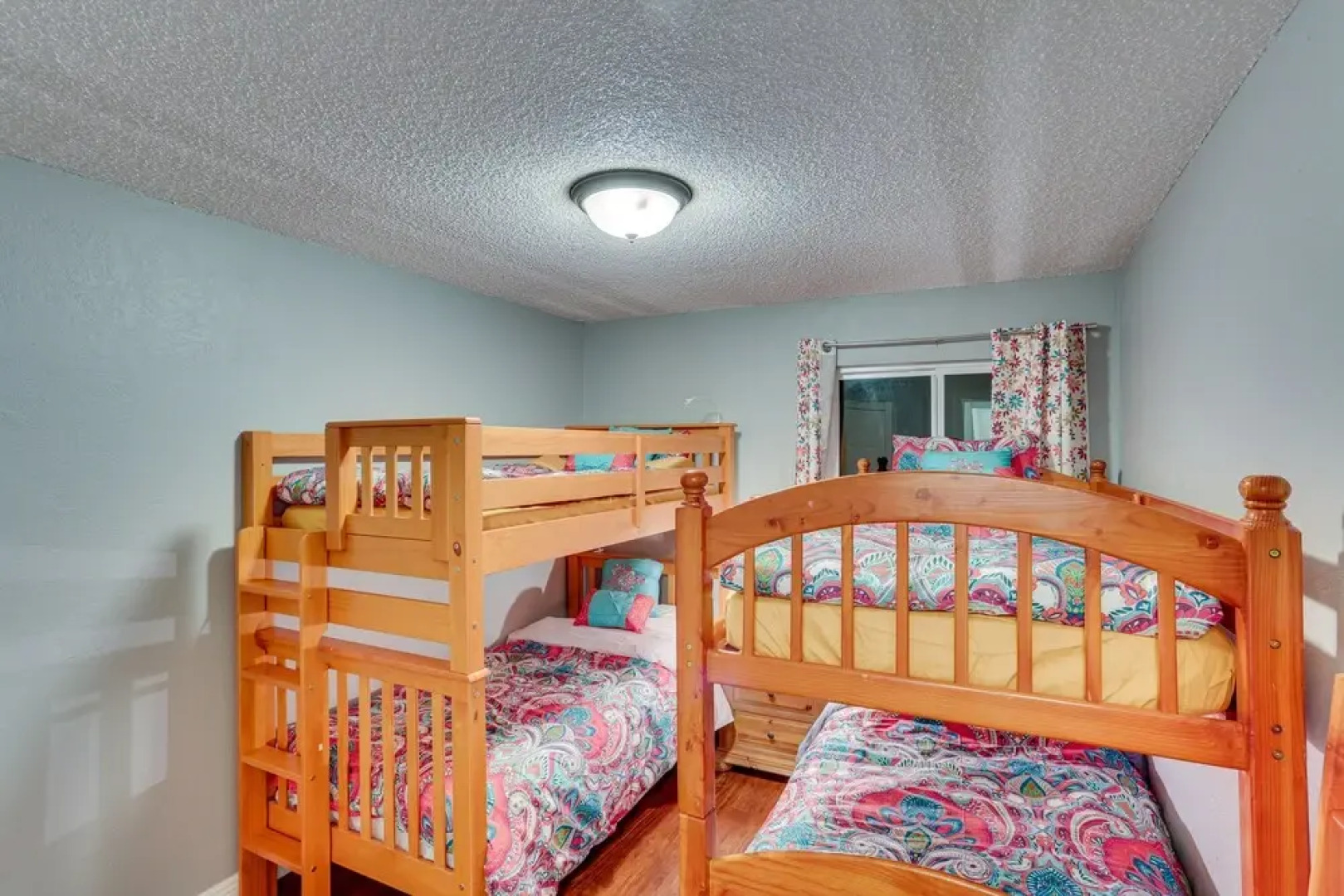 Cabin w/ 2 Decks - 3 Mi to Lake Arrowhead Village!