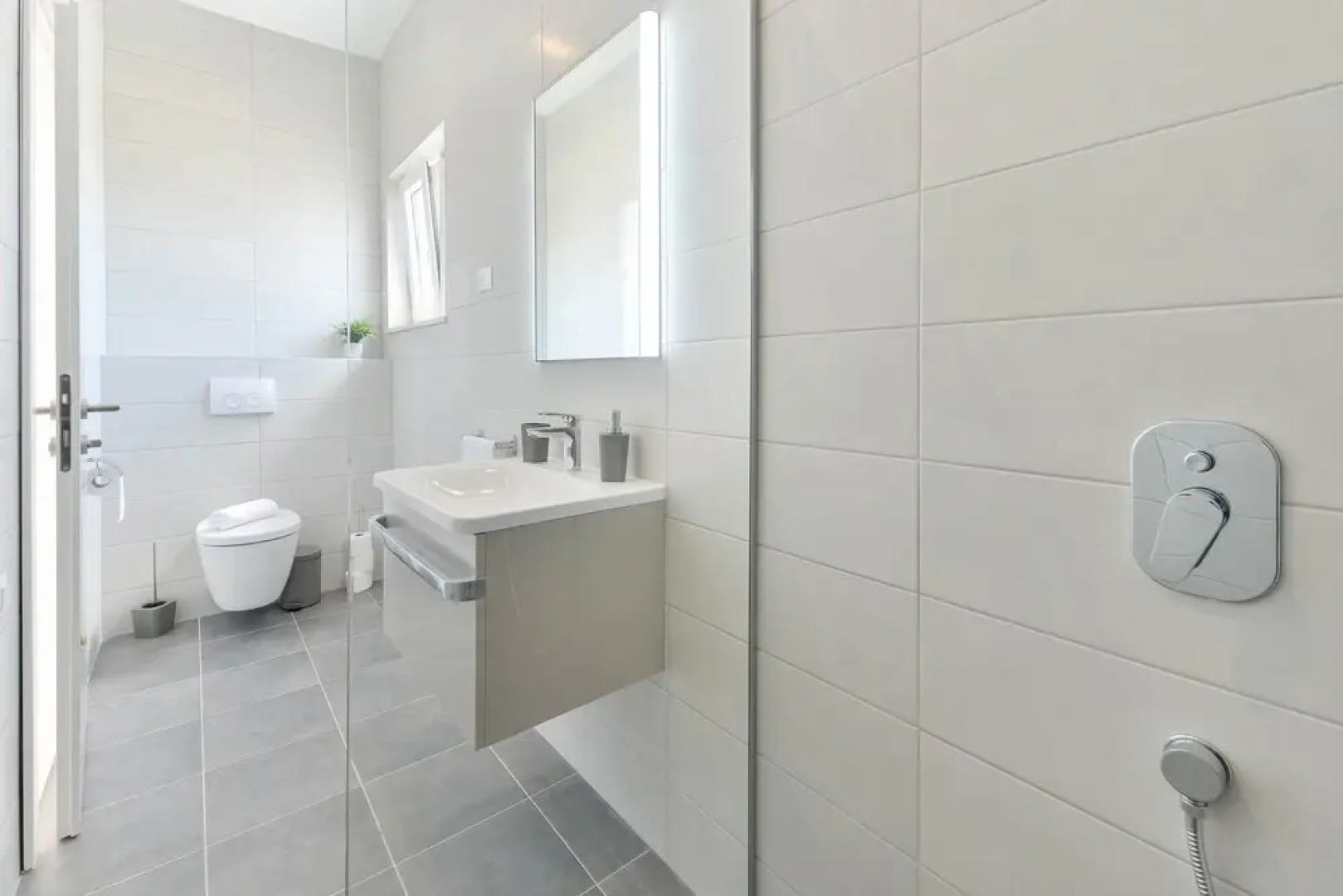 Modern & spacious villa with pool AE1445