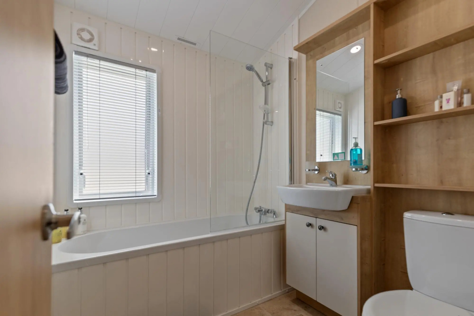 St Mary's View - Luxury Lodge, Short Walk to Beach, Parking