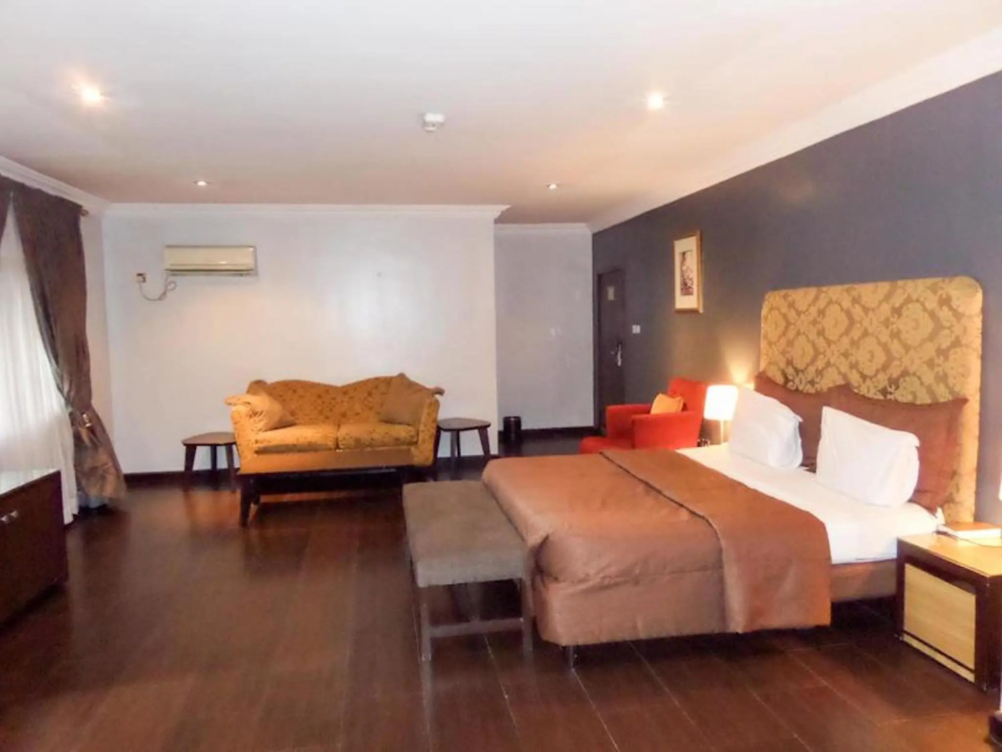 Manyxville Hotel & Suites