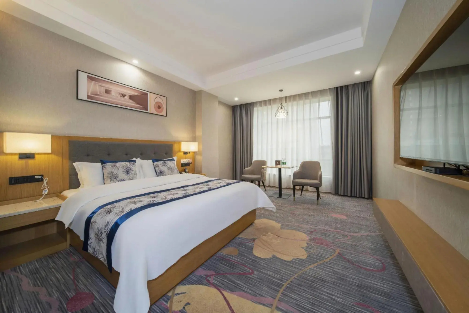 Jinfeng Hotel (Louxing Square Spring Garden Pedestrian Street Store)