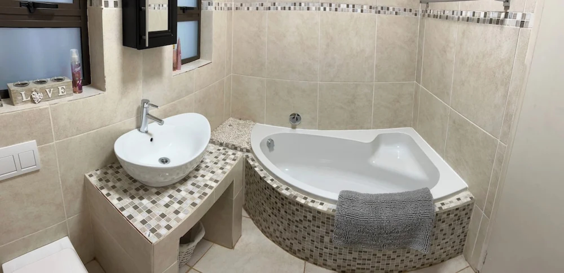 28 La Rochelle Bed & Breakfast