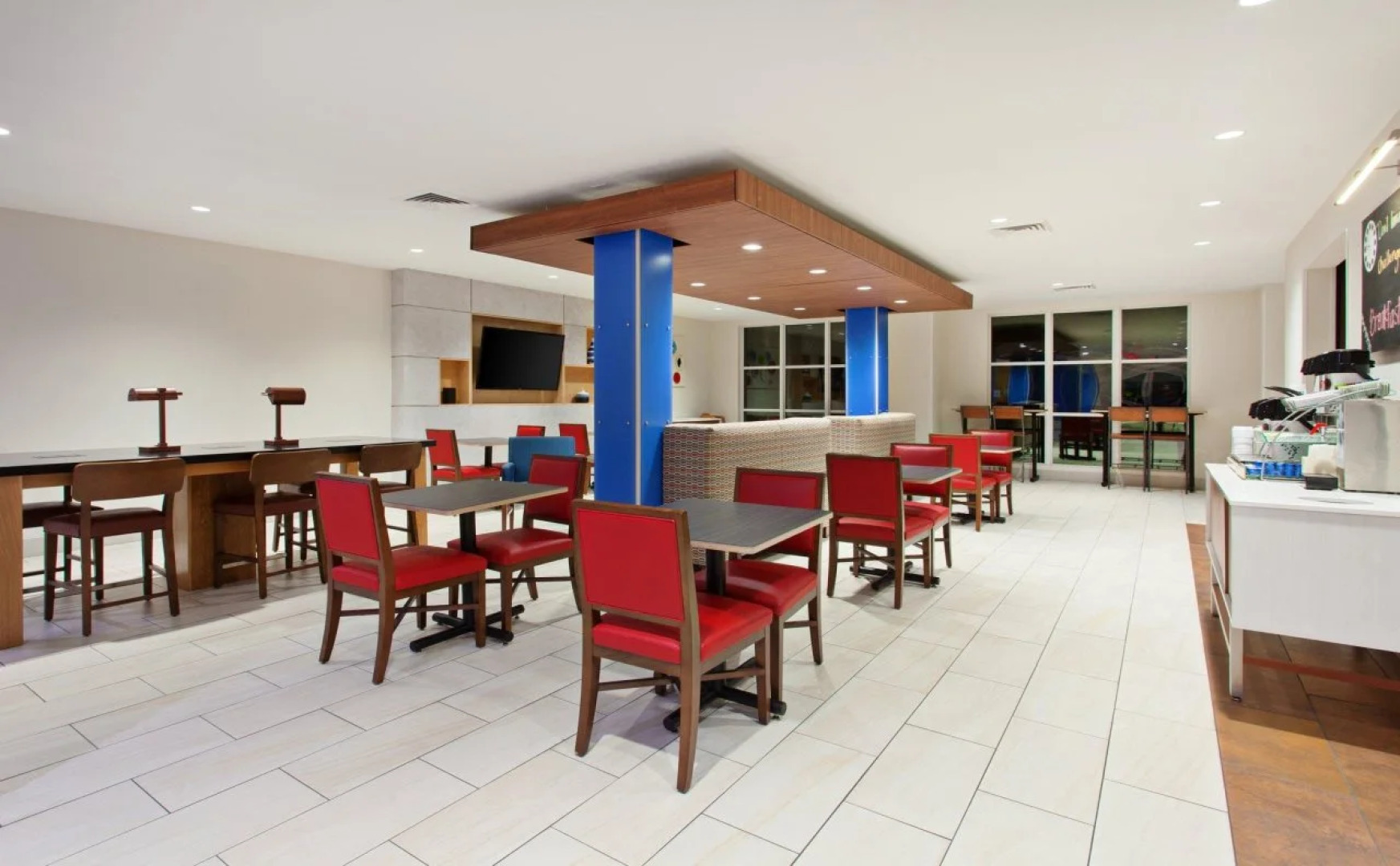 Holiday Inn Express & Suites Corona by IHG