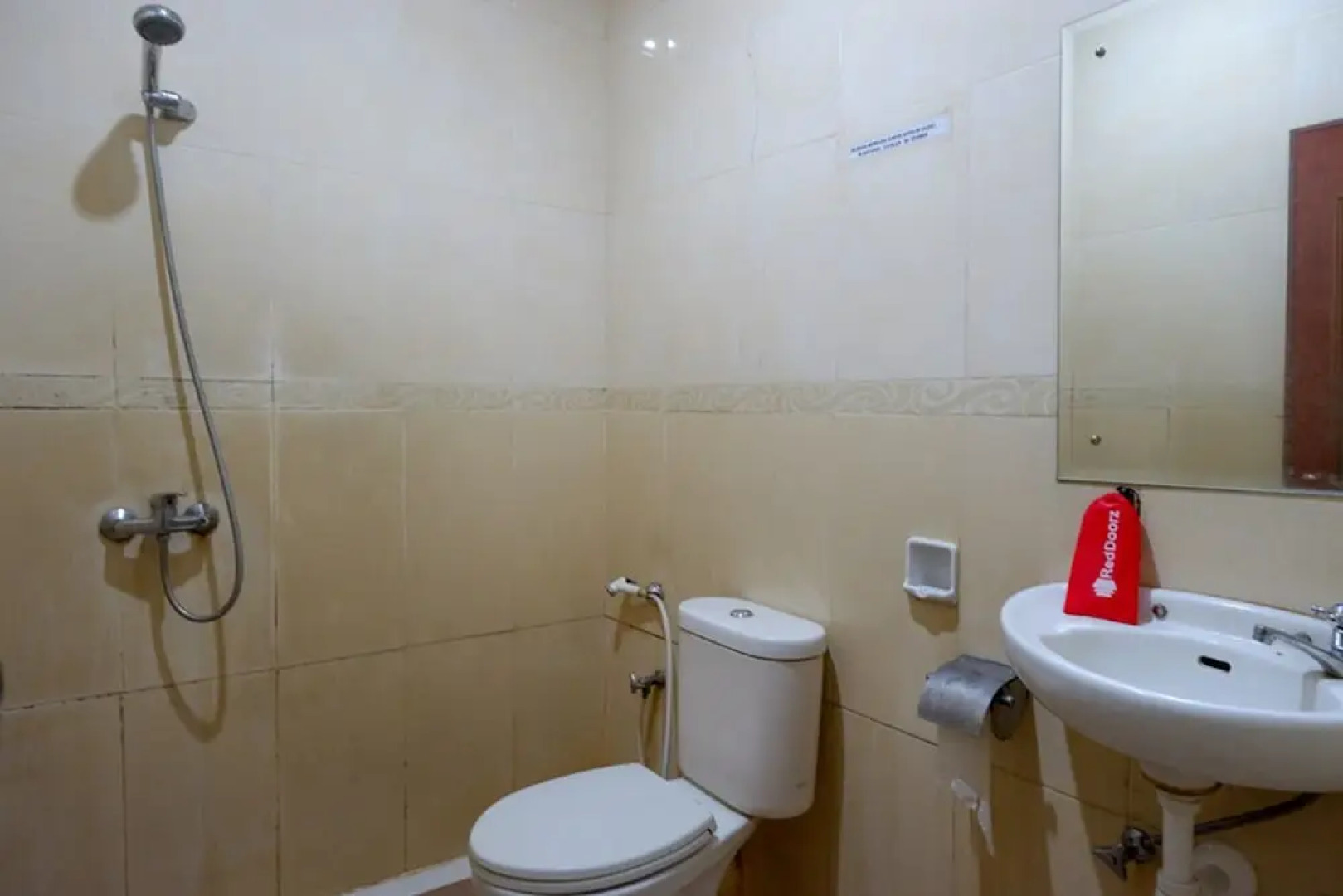 RedDoorz near Monumen Habibi Ainun