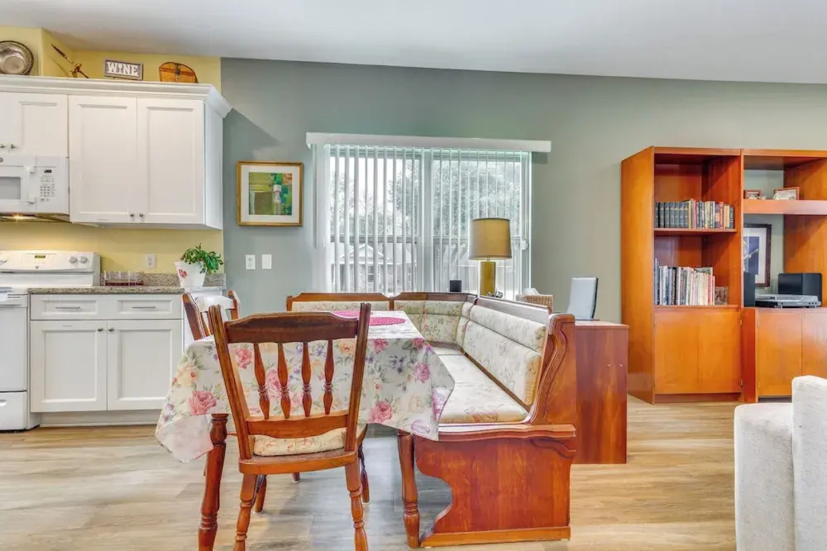 Pet-friendly Pensacola Home ~ 2 Mi to Bruce Beach!