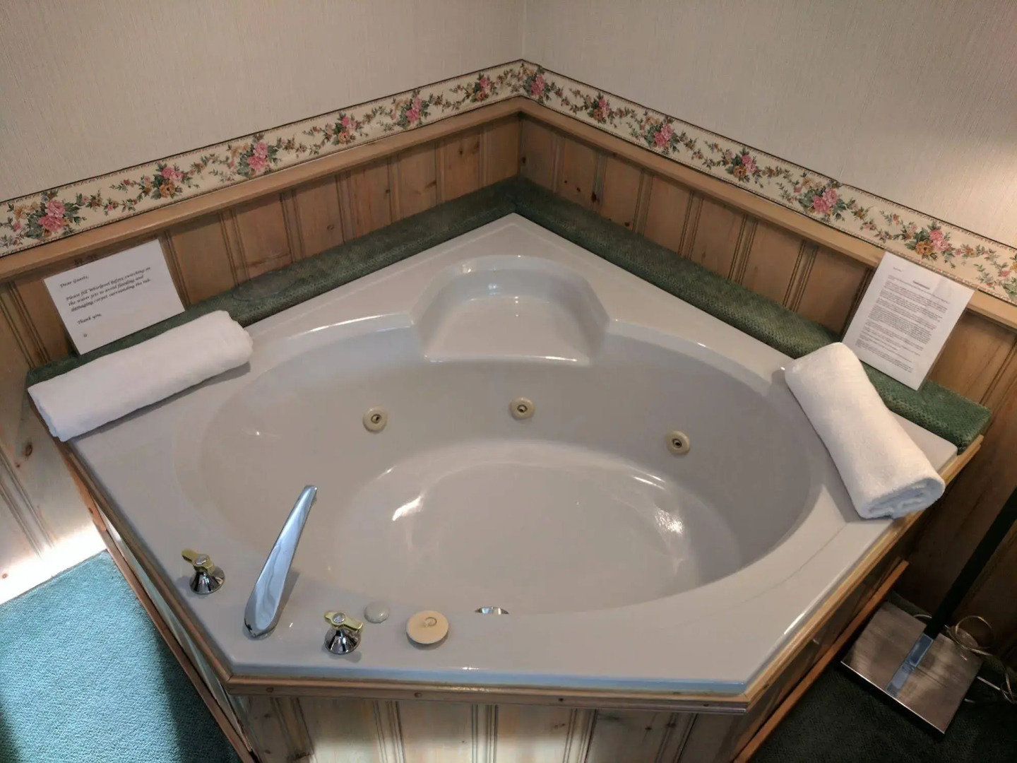 Algonquin Lakeside Inn