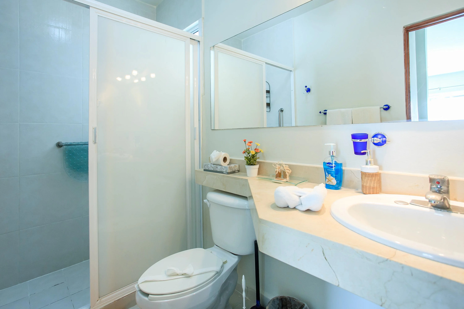 Contemporary Private 2 Br Ph Near Everything