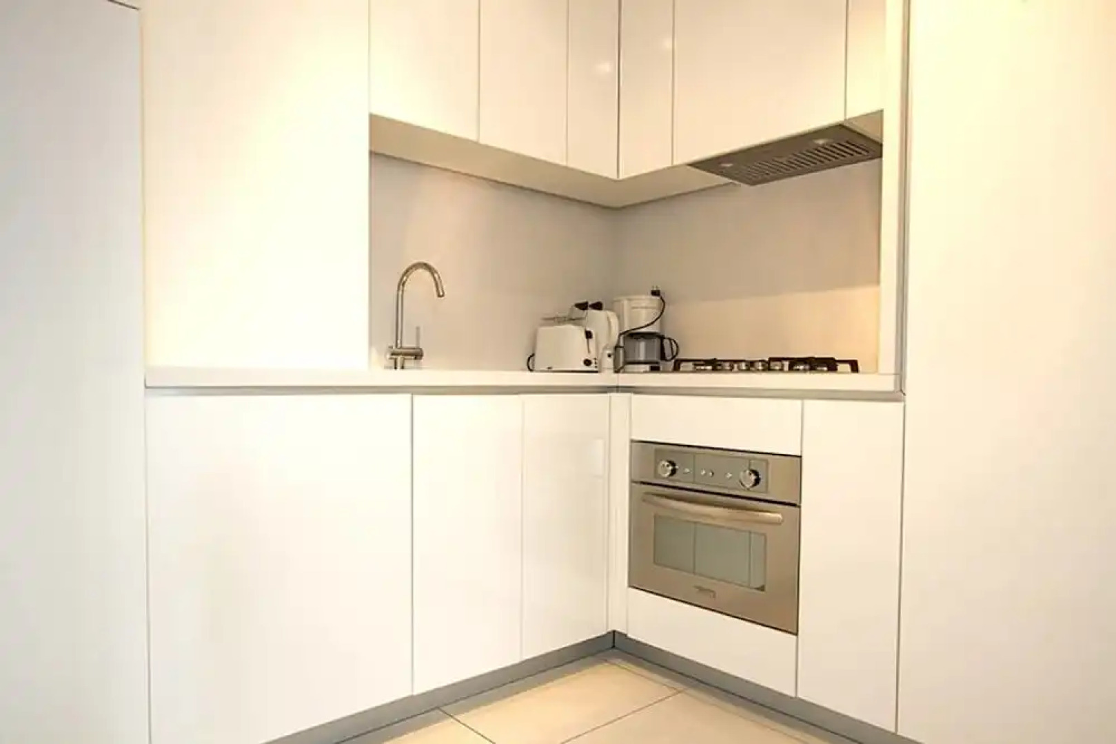 Stunning 1 bed Apartment, Lake Views, Large Terrace, Wifi