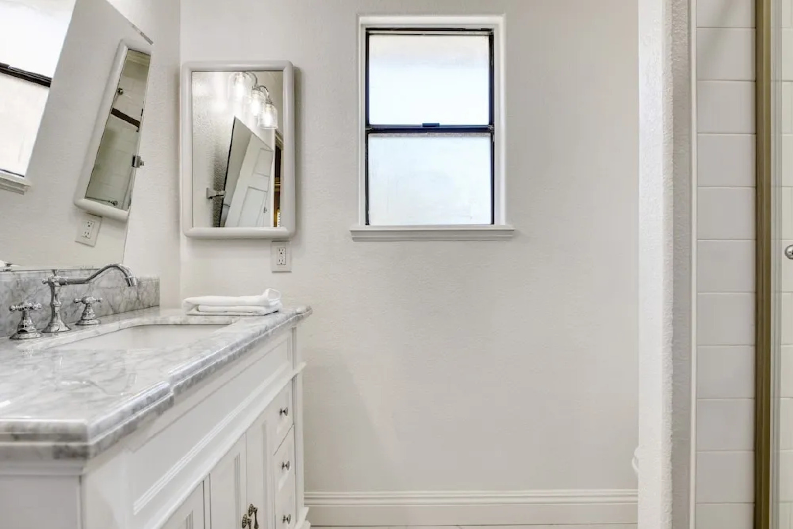 Burgundy by Avantstay Basketball Court Pool Hot Tub Outdoor Kitchen City Escape