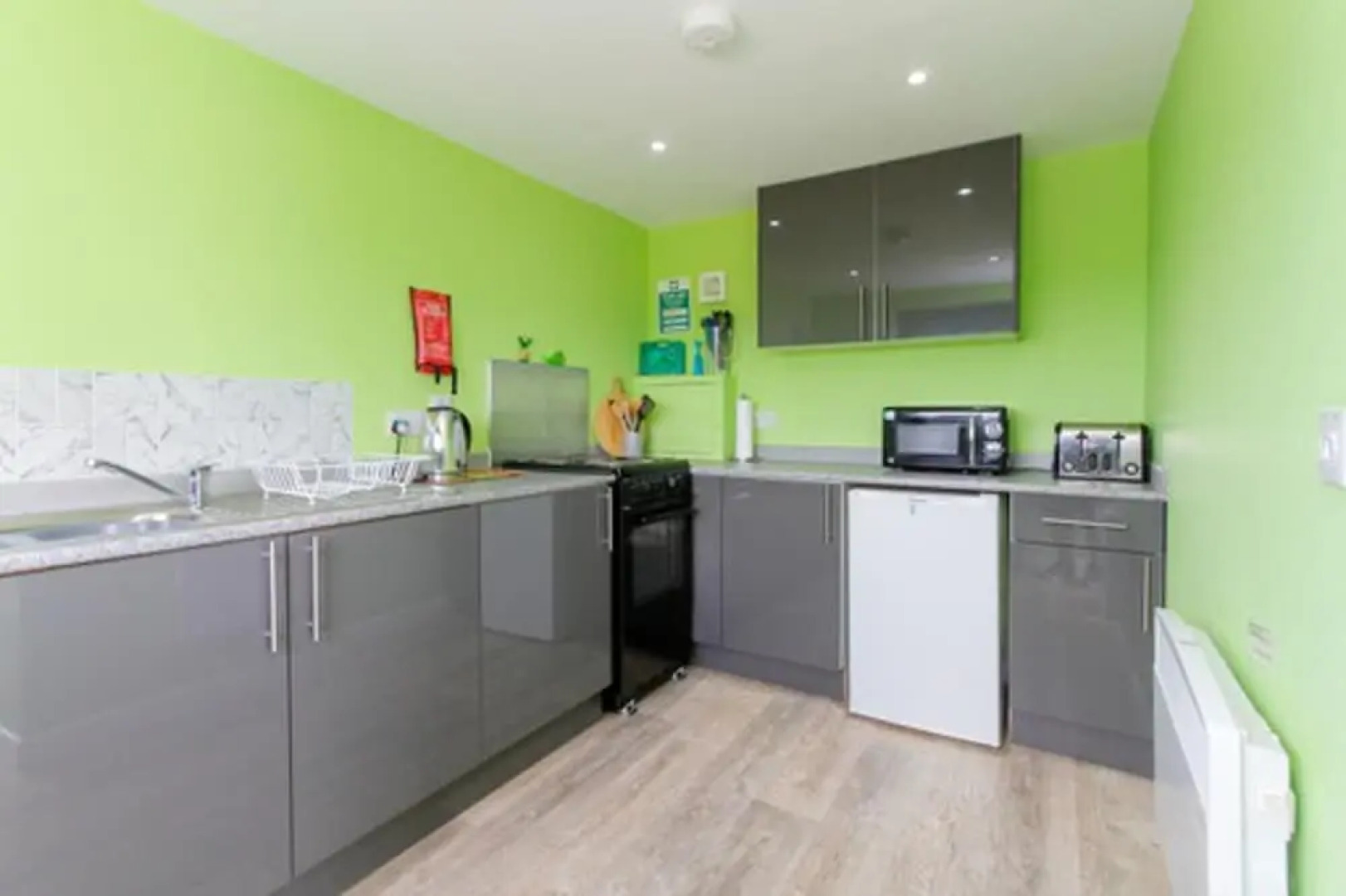 Green Yurt With Hot Tub - Sleeps 3, Parking & Wifi