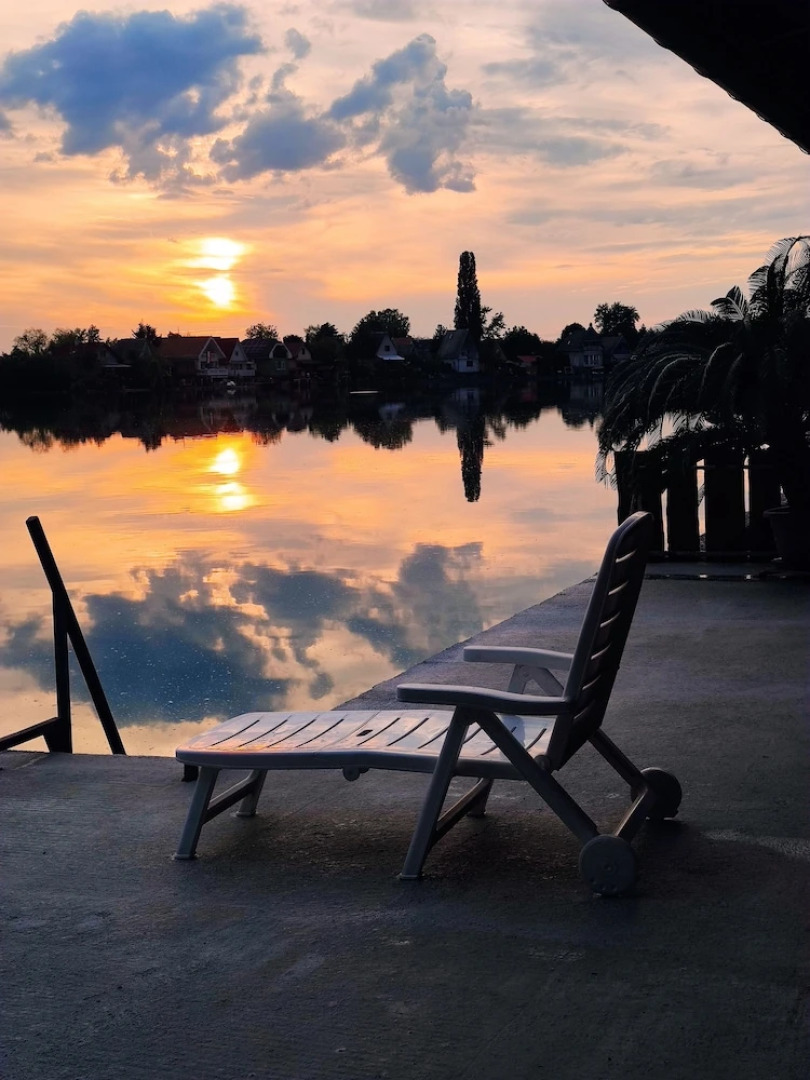 Romantic Lakeside Retreat - Nature, Sport, Near Bp