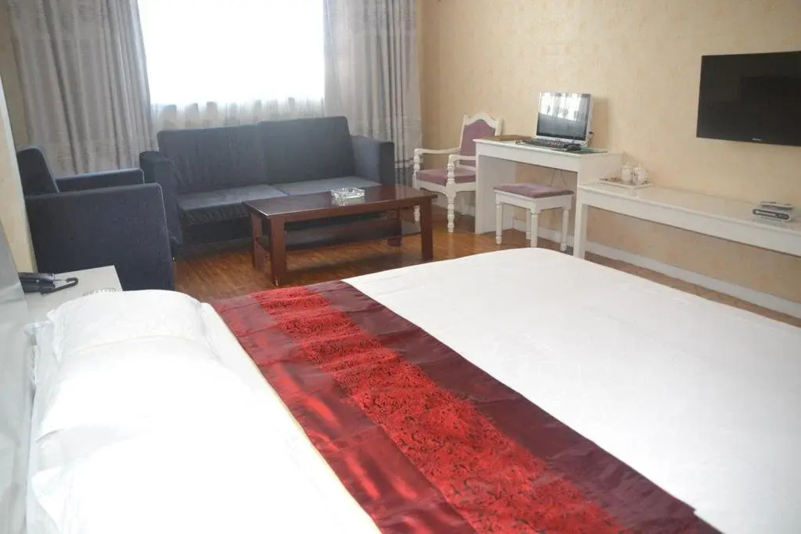 Yining Huarui Business Hotel