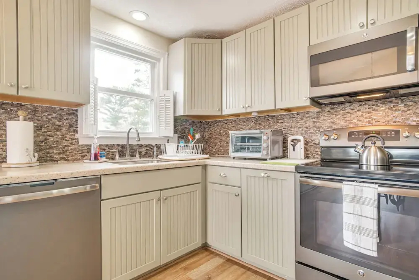Near Beaches & Trails: Home in East Falmouth