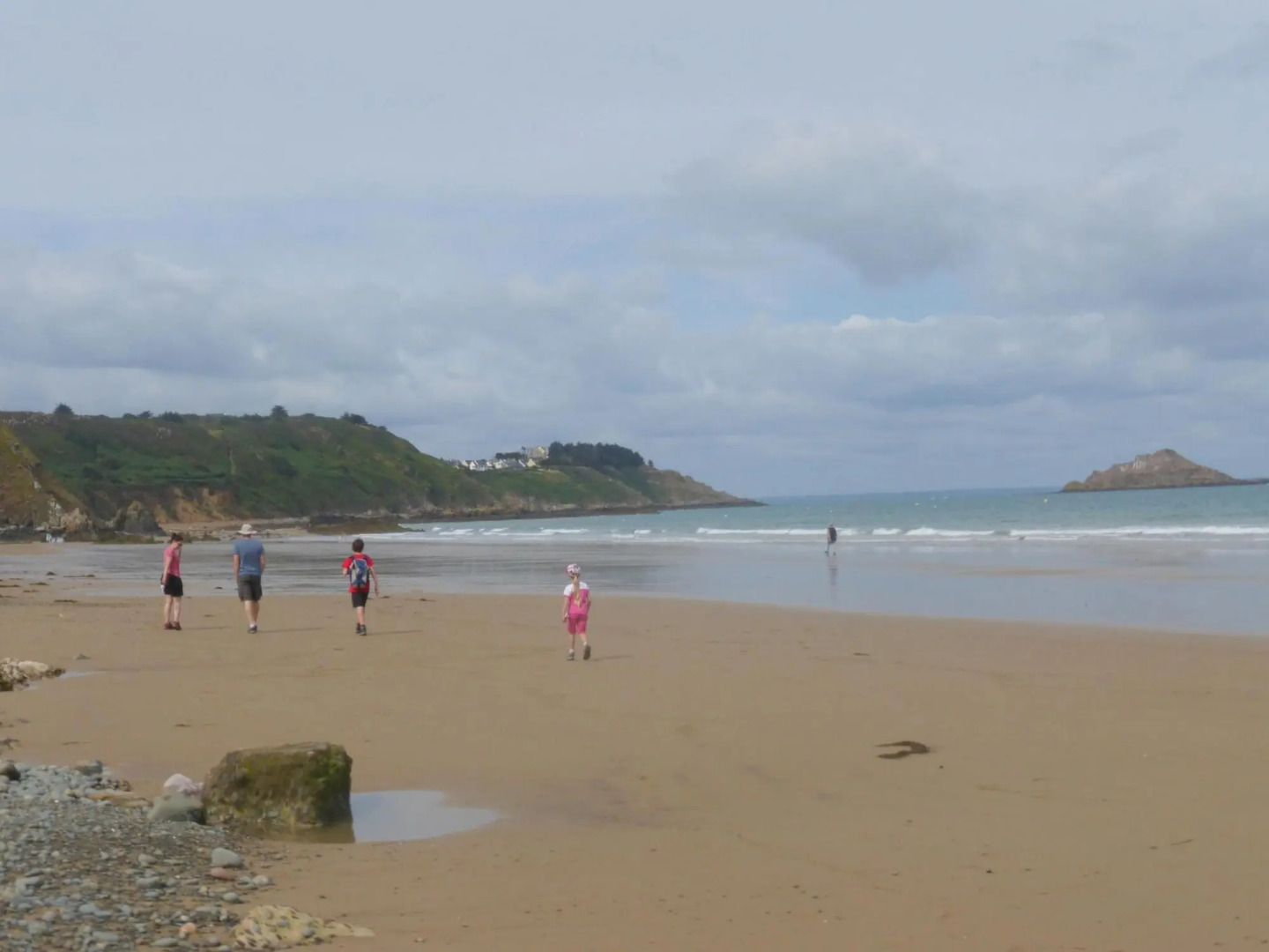 Comfortable Apartment, 50 m Sandy Beach