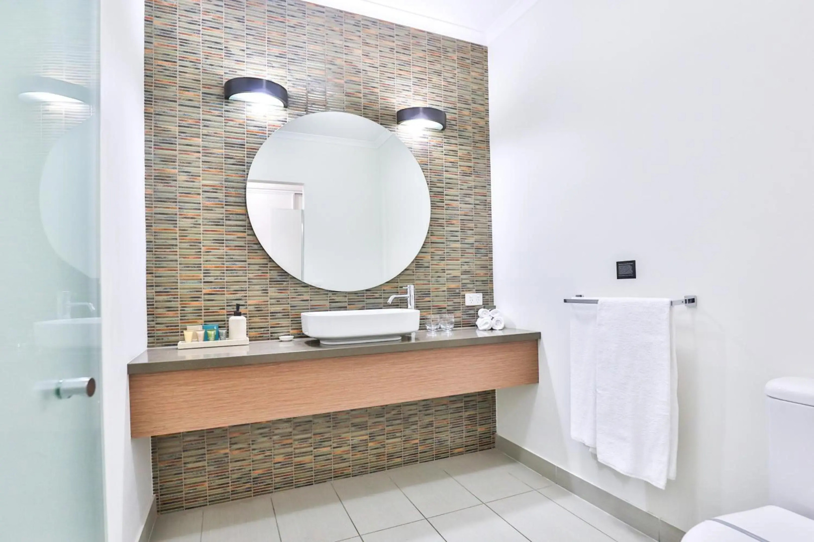 Indulge Apartments - Ontario