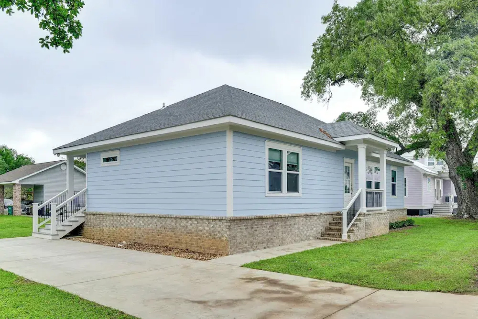 Walk to Beach & Harbor: Dtwn Pass Christian Home