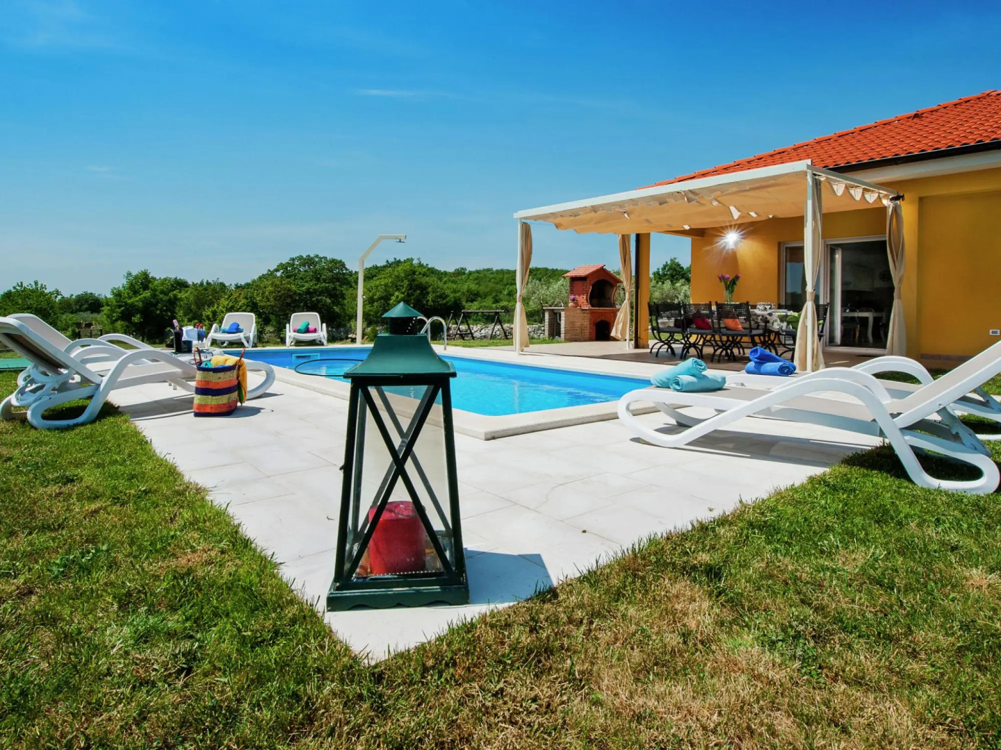 Villa in Sorici With Private Pool