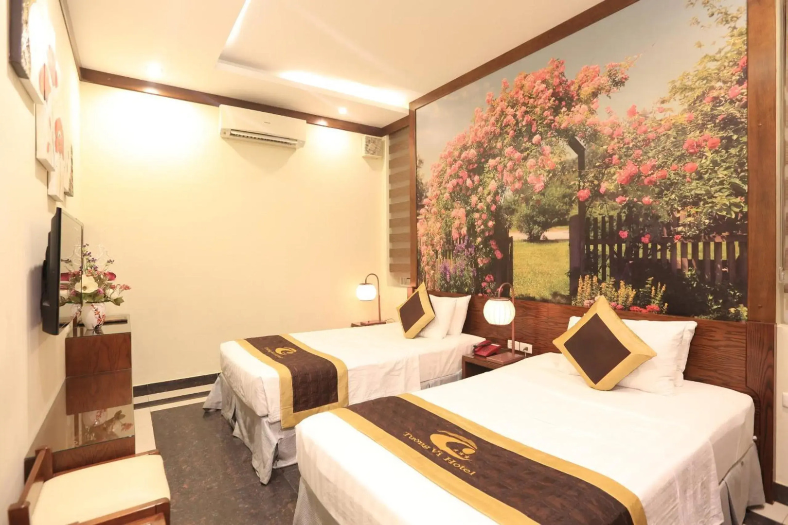 Khach San Tuong Vi - Van Cao