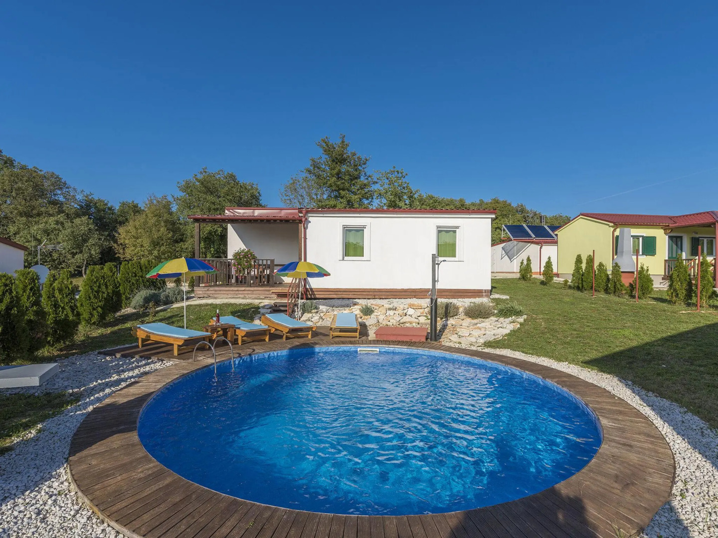 Holiday house with private pool for 6-8 persons in the holiday park Jelovci
