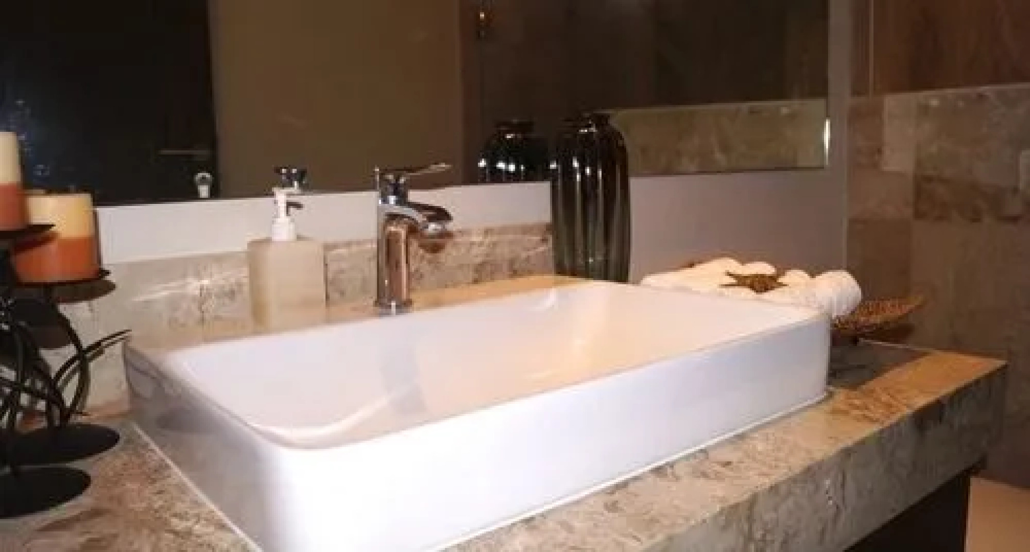 Luxury Condo V177 Romantic Zone