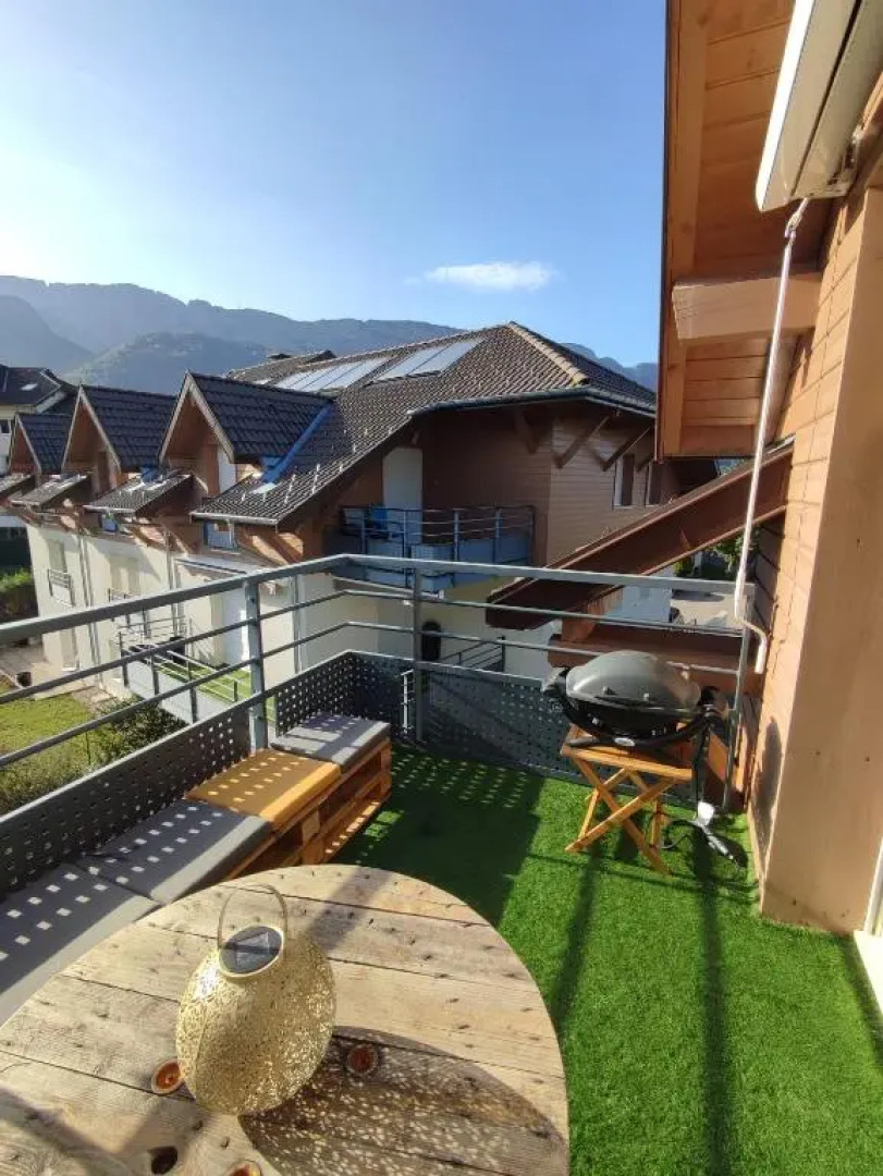 Appartement plein centre village, vue montagnes, proximité immédiate lac