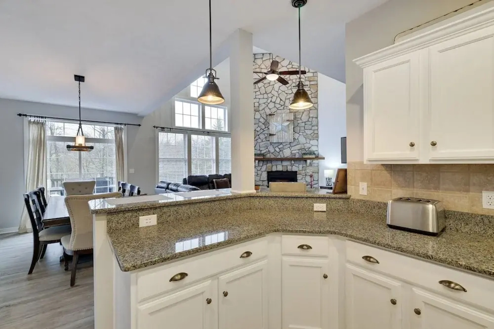 The Nest at Pinecrest by Avantstay Hot Tub Spacious Deck Game Room Fire Pit