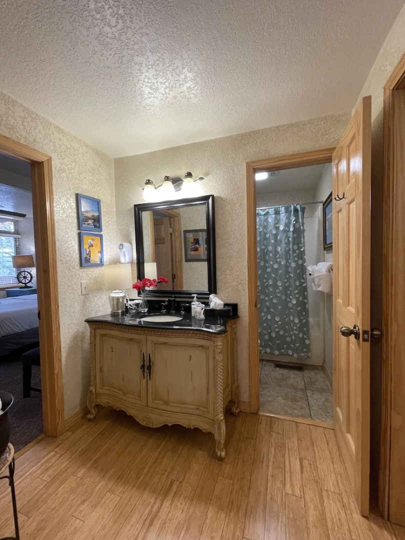 Mountain Harbor Lodge cottage on Lake Ouachita by RedAwning