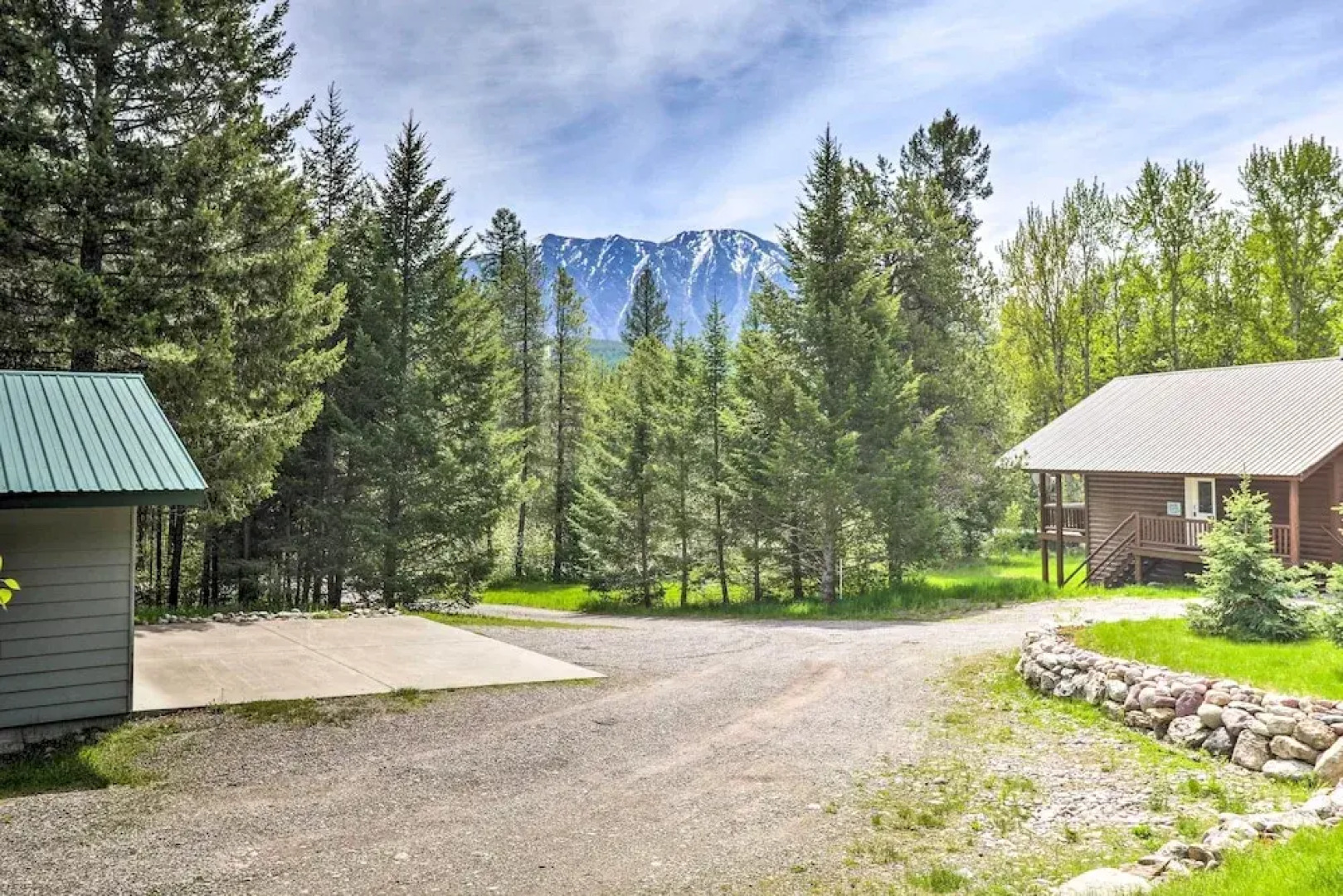 Scenic Forest Lodge Outside Glacier National Park!