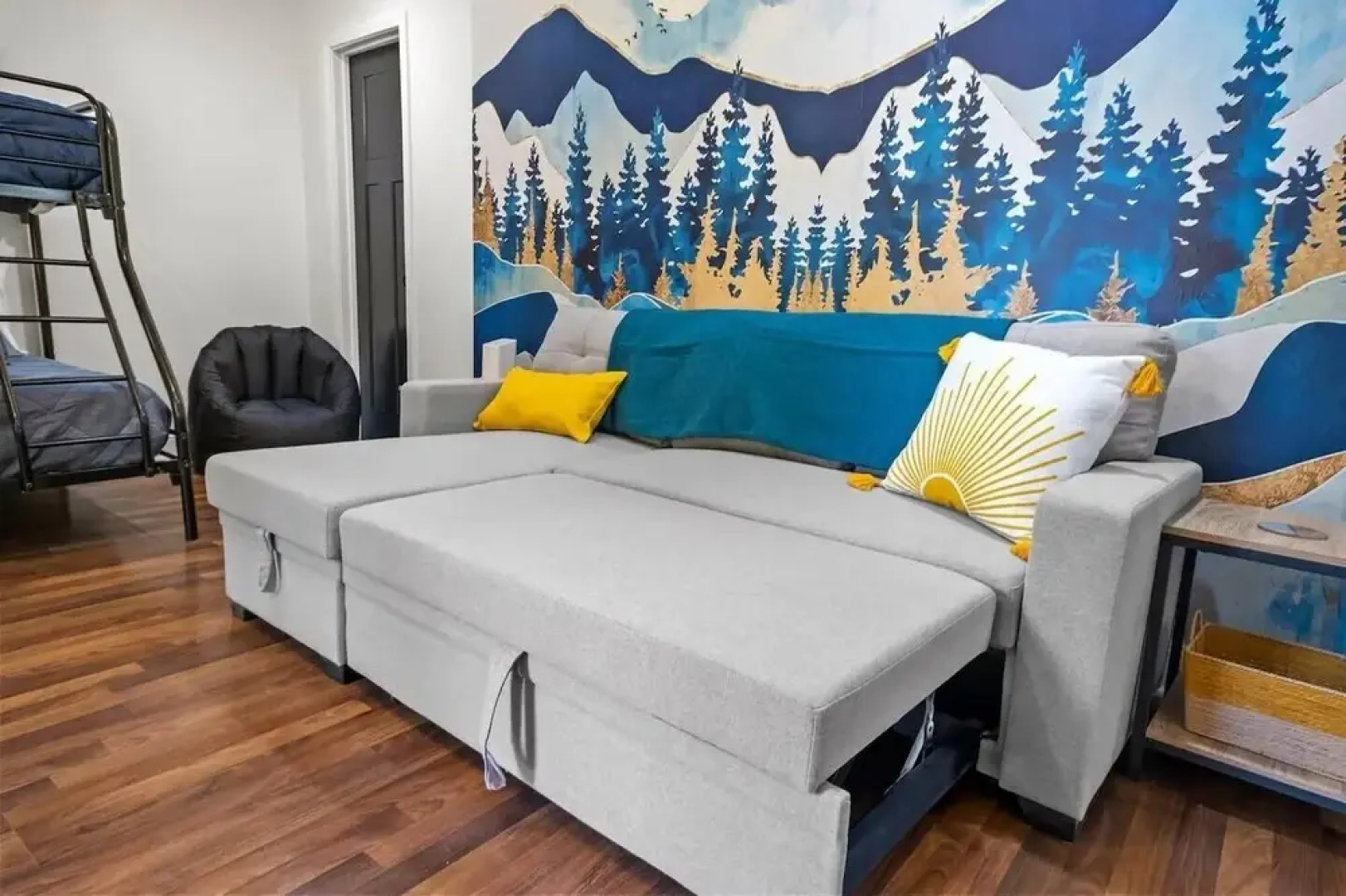 Tunnel Vision Trail Home -8 Min From Lake Windsor! 4 Bedroom Home by Redawning