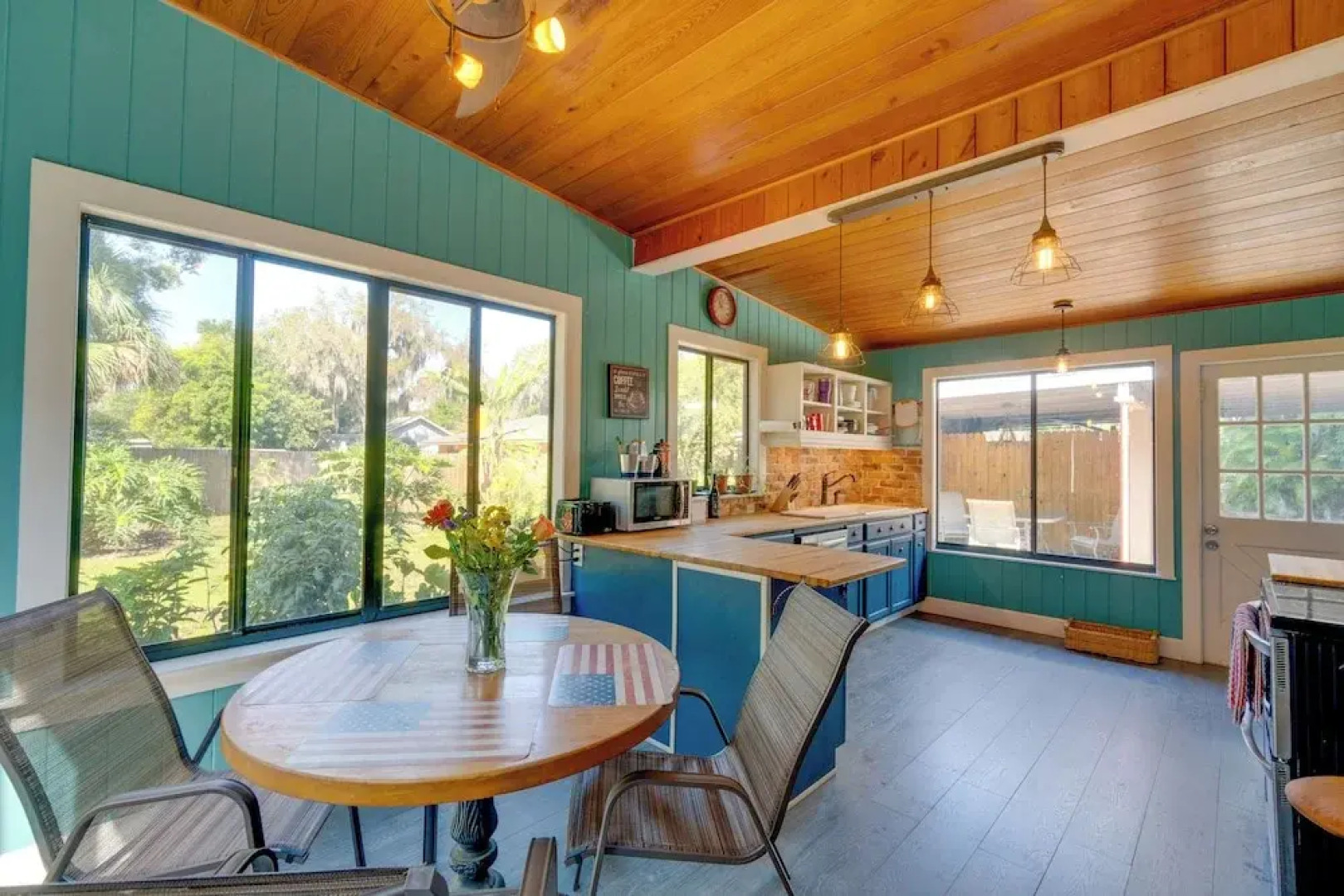 2 Mi to Riverwalk: Palmetto Gem w/ Fire Pit & BBQ