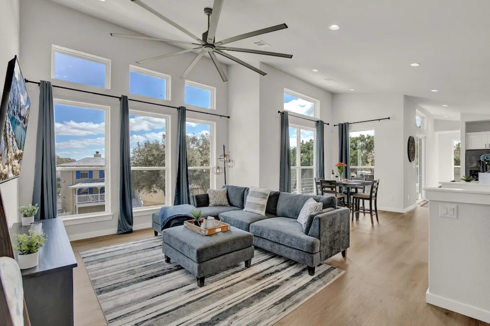 Stunning Lake Home W/pool-beach-gym-boat Access