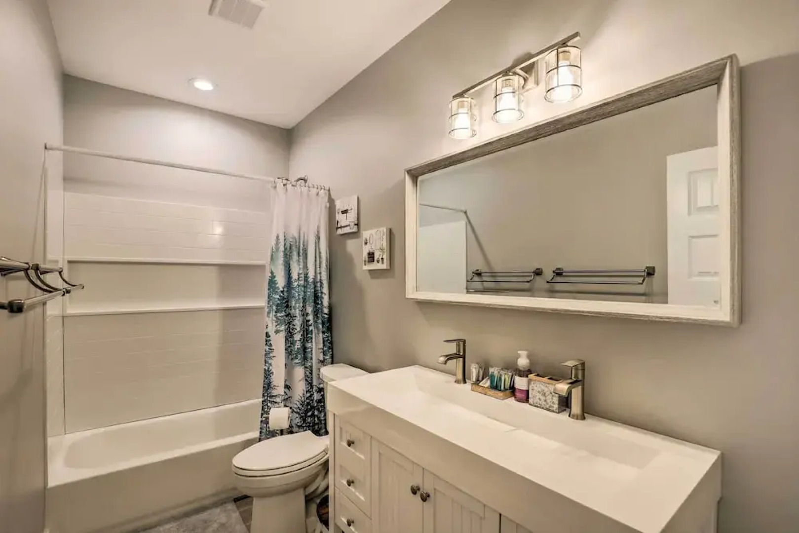 Escape w/ Hot Tub, Mtn Views: 5 Mi to Urban Trail